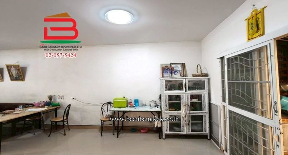 Casa adosada en venta de 3 habitaciones en Thung Khru, Bangkok