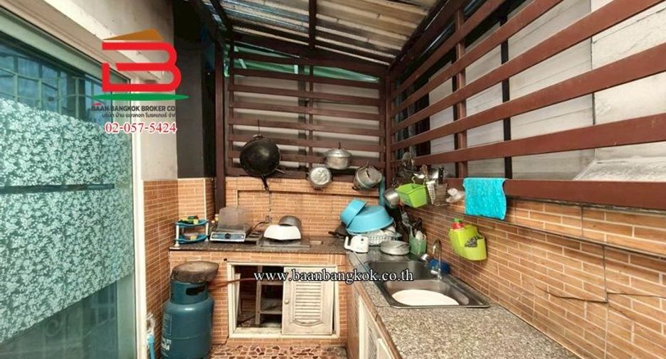 Casa adosada en venta de 3 habitaciones en Thung Khru, Bangkok