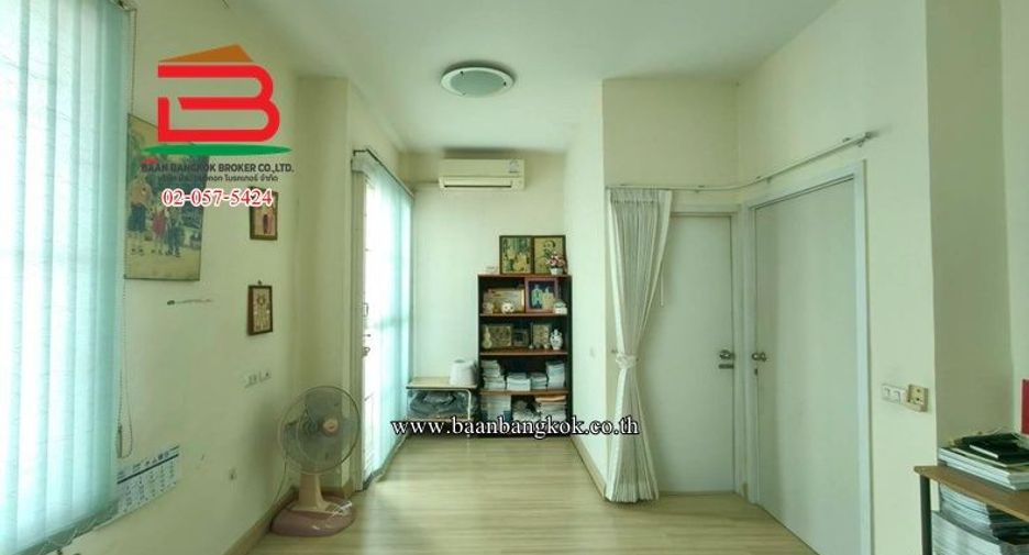 Casa adosada en venta de 3 habitaciones en Thung Khru, Bangkok