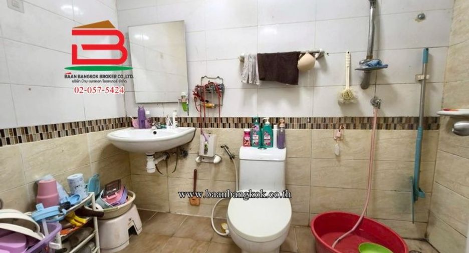 Casa adosada en venta de 3 habitaciones en Thung Khru, Bangkok