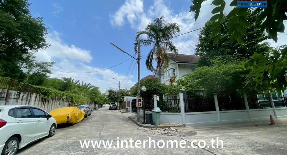 For sale 3 bedrooms house in Bang Kapi, Bangkok