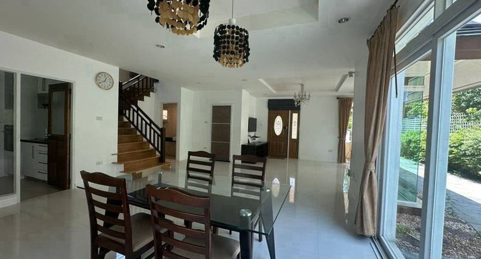 Casa en alquiler de 3 habitaciones en Si Racha, Chonburi