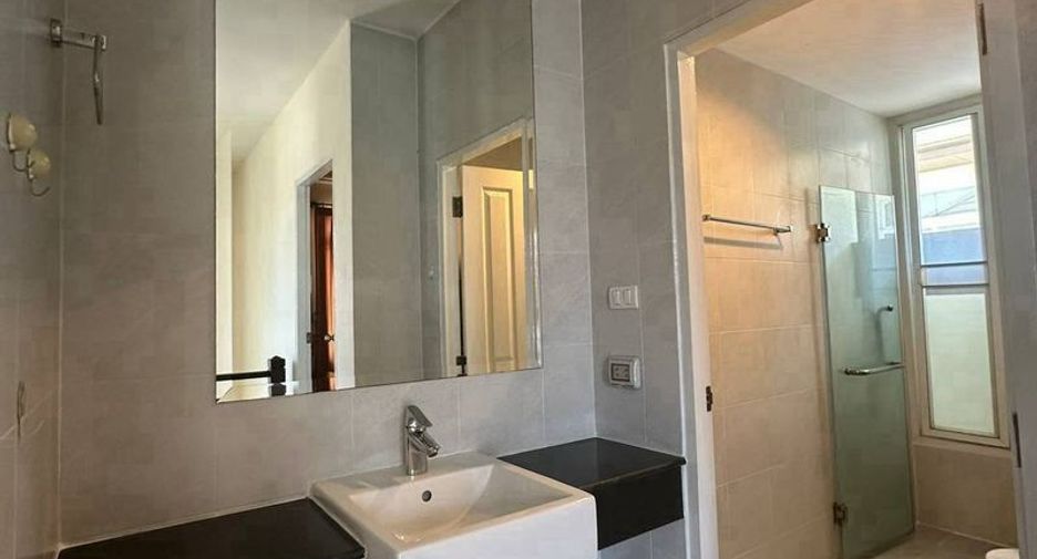 Casa en alquiler de 3 habitaciones en Si Racha, Chonburi