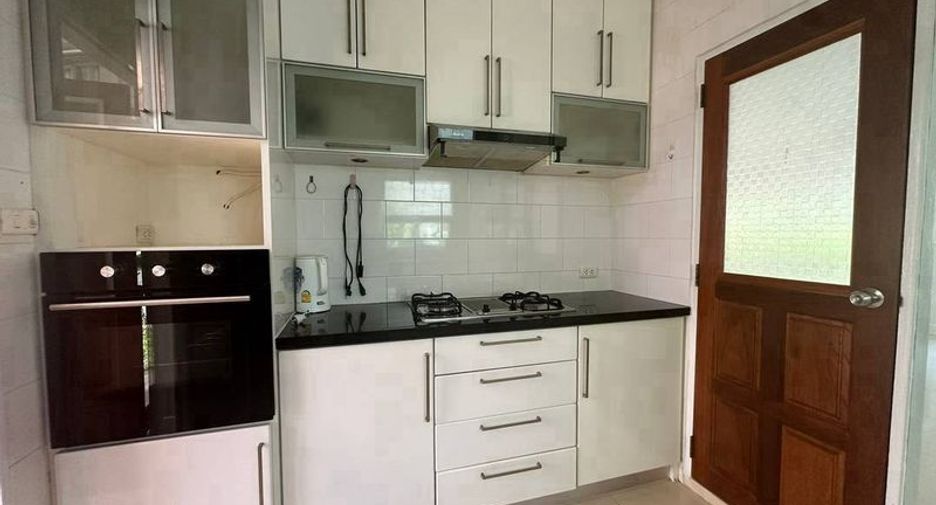 Casa en alquiler de 3 habitaciones en Si Racha, Chonburi