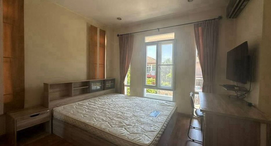 Casa en alquiler de 3 habitaciones en Si Racha, Chonburi