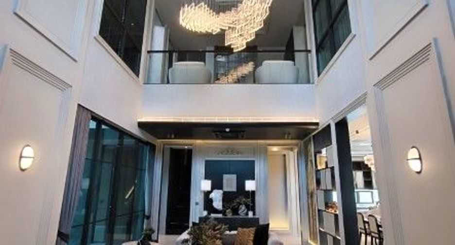 For sale 5 bedrooms house in Suan Luang, Bangkok