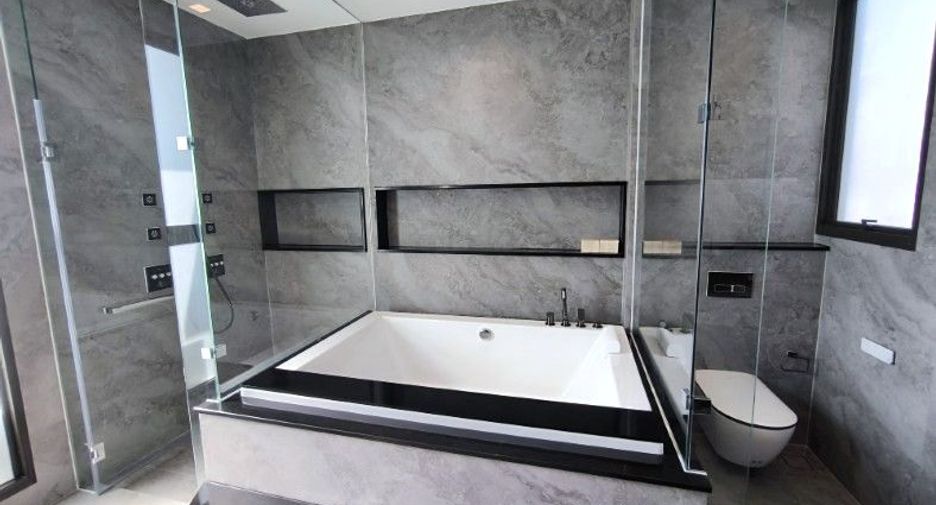 For sale 5 bedrooms house in Suan Luang, Bangkok