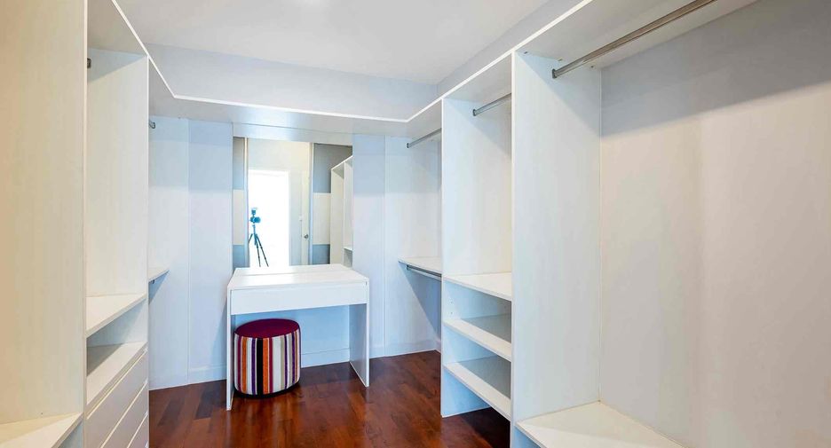 Condo en venta de 3 habitaciones 