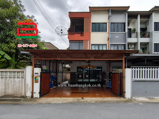 Casa adosada en venta de 4 habitaciones en Lam Luk Ka, Pathum Thani