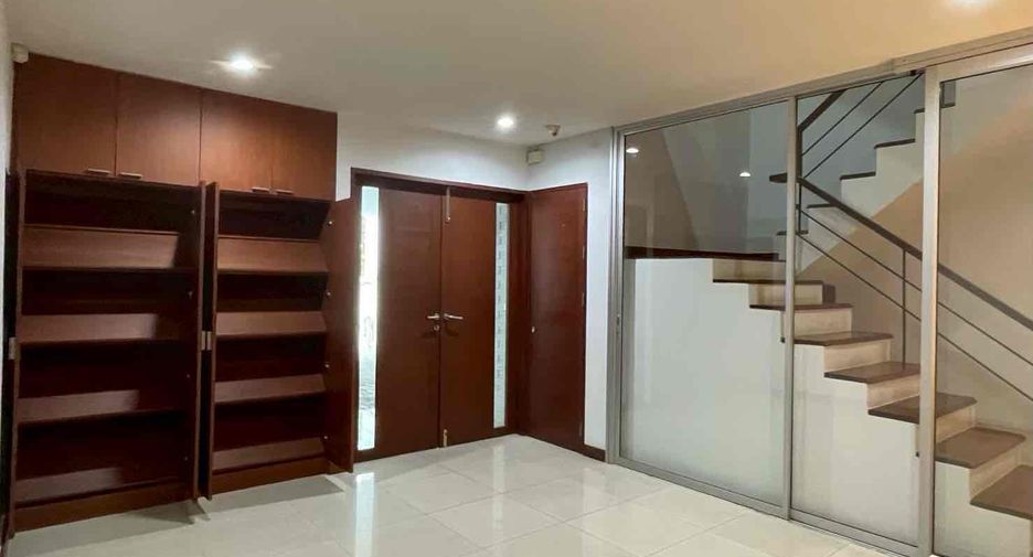 For rent 5 ベッドルーム townhouse in Watthana, Bangkok