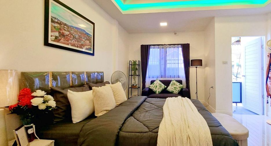 À vendre 3 chambres maison de ville à Bang Lamung, Chonburi