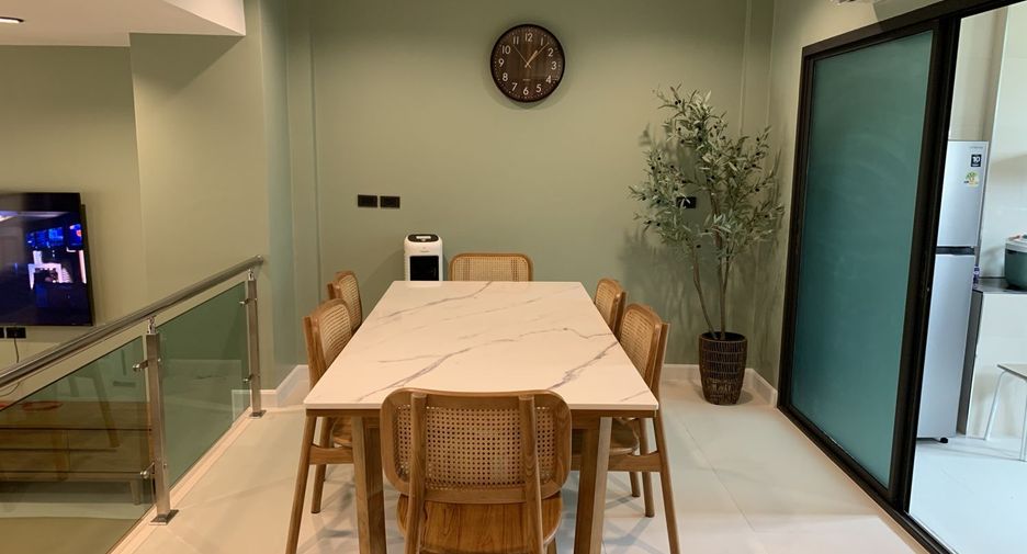 Casa en alquiler de 3 habitaciones en Bang Sue, Bangkok
