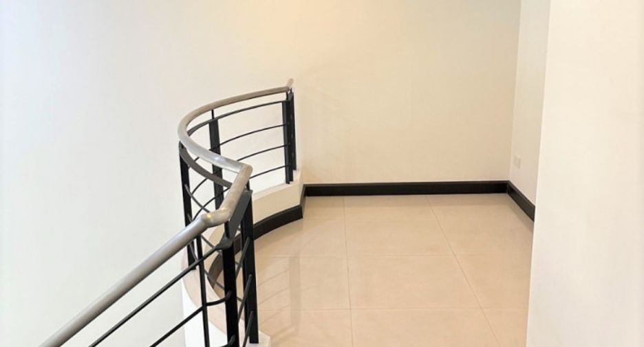 Casa adosada en alquiler de 3 habitaciones en Bang Bua Thong, Nonthaburi