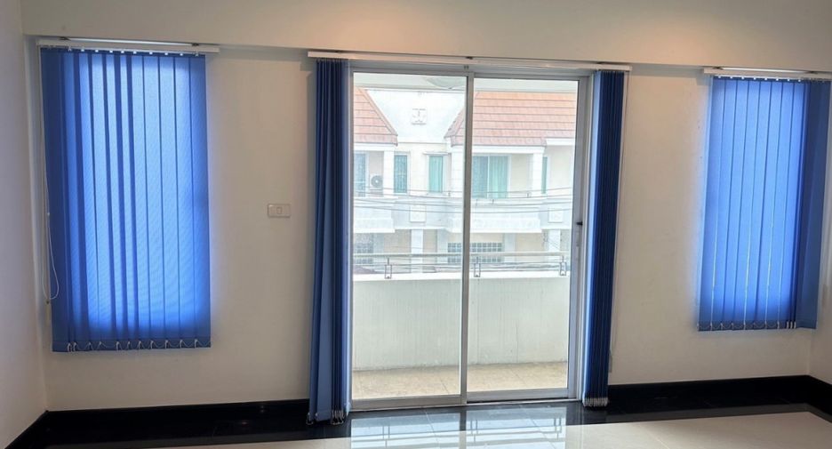 Casa adosada en alquiler de 3 habitaciones en Bang Bua Thong, Nonthaburi