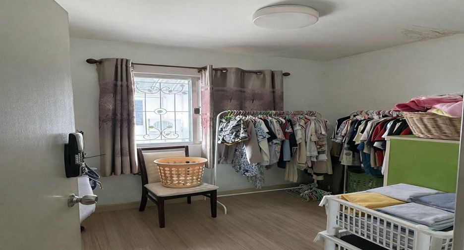 For sale 3 bedrooms townhouse in Prawet, Bangkok