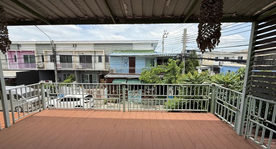 For sale 3 bedrooms townhouse in Prawet, Bangkok