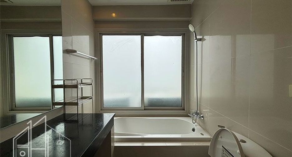 For rent 2 bedrooms condo in Watthana, Bangkok