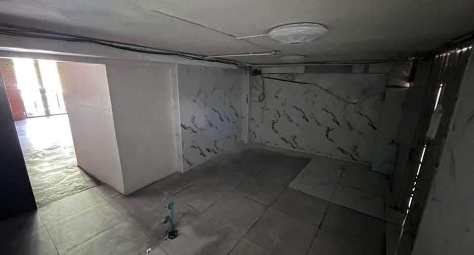For rent retail Space in Khlong Toei, Bangkok