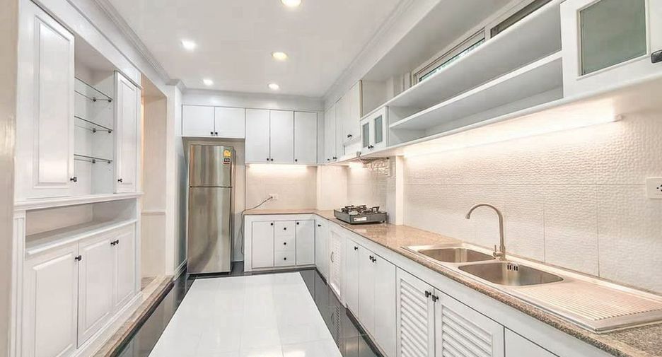 Gewerbefläche zur Miete mit 6 Zimmer in Yan Nawa, Bangkok