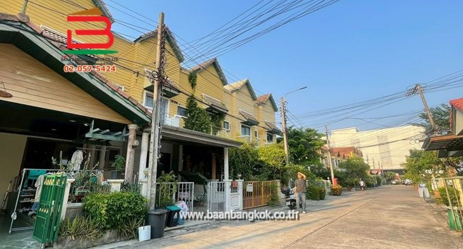 For sale 4 bedrooms townhouse in Sai Mai, Bangkok