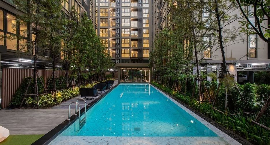 For rent 2 bedrooms condo in Huai Khwang, Bangkok