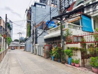 Reihenhaus zum Kauf mit 4 Zimmer in Khlong Toei, Bangkok
