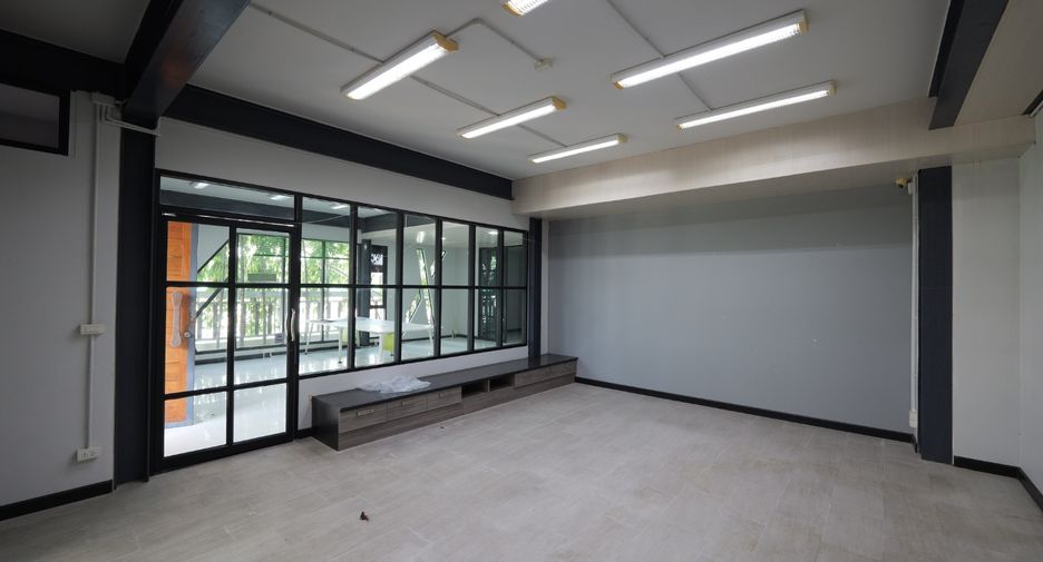 For rent and for sale 4 bedrooms warehouse in Krathum Baen, Samut Sakhon