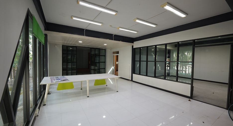 For rent and for sale 4 bedrooms warehouse in Krathum Baen, Samut Sakhon