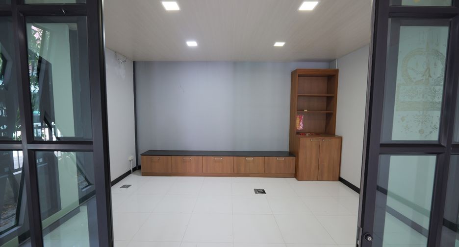 For rent and for sale 4 bedrooms warehouse in Krathum Baen, Samut Sakhon