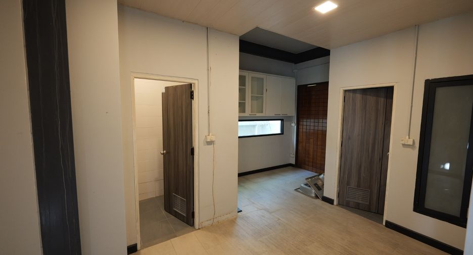 For rent and for sale 4 bedrooms warehouse in Krathum Baen, Samut Sakhon