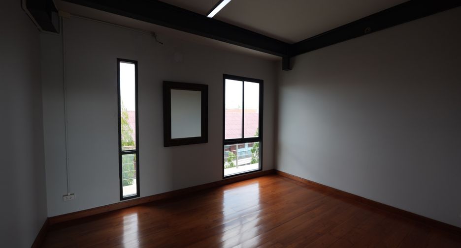 For rent and for sale 4 bedrooms warehouse in Krathum Baen, Samut Sakhon