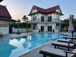 Villa en alquiler y en venta de 6 habitaciones en Bang Lamung, Chonburi