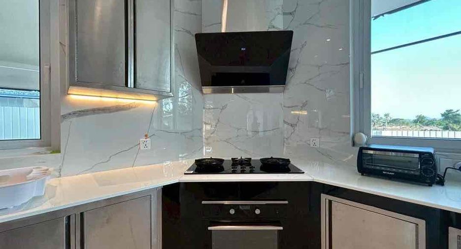 Villa en alquiler y en venta de 6 habitaciones en Bang Lamung, Chonburi