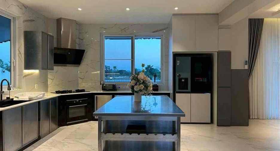 Villa en alquiler y en venta de 6 habitaciones en Bang Lamung, Chonburi