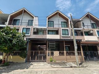 Casa adosada en venta de 3 habitaciones en Pak Kret, Nonthaburi