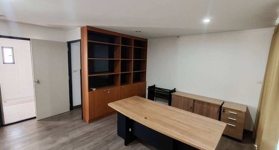 Casa adosada en venta de 3 habitaciones en Pak Kret, Nonthaburi