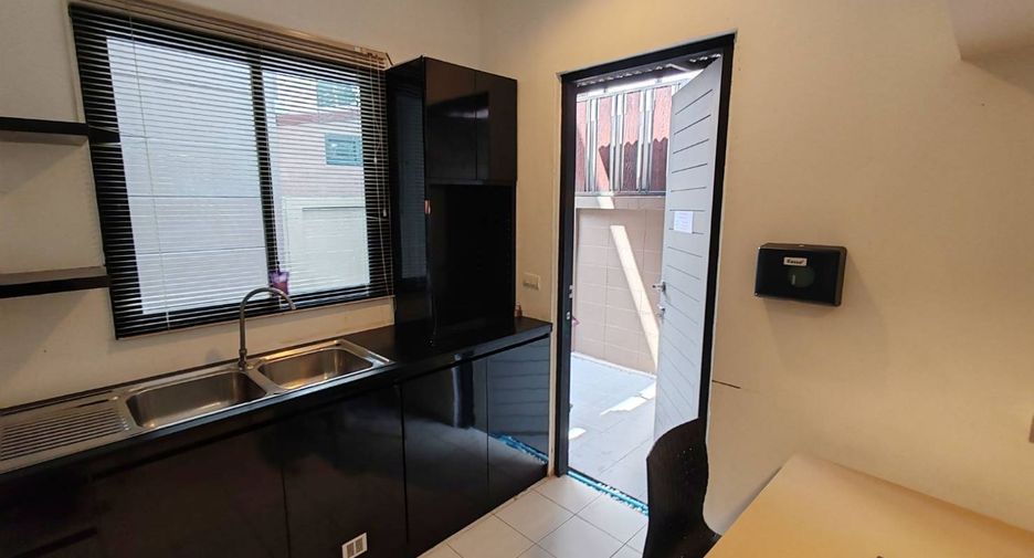 Casa adosada en venta de 3 habitaciones en Pak Kret, Nonthaburi