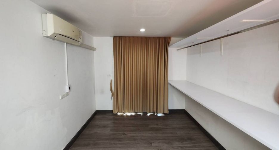 Casa adosada en venta de 3 habitaciones en Pak Kret, Nonthaburi