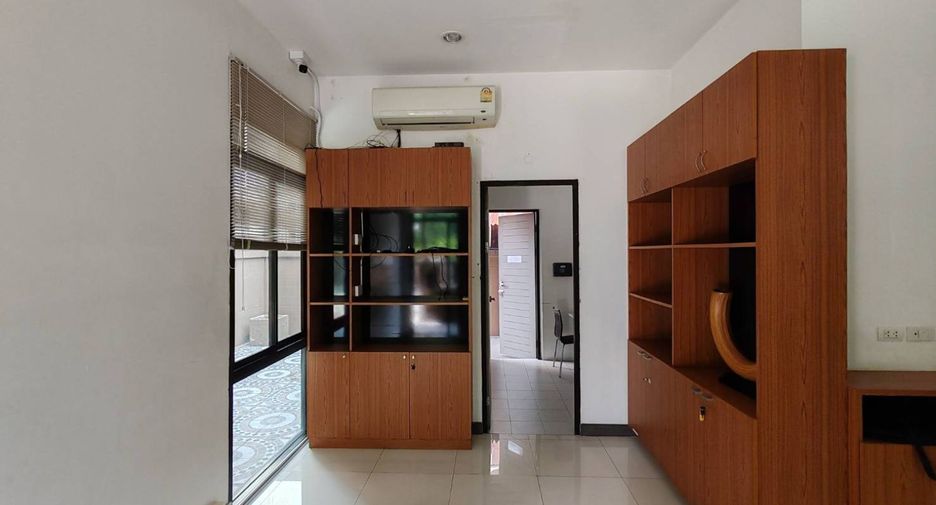 Casa adosada en venta de 3 habitaciones en Pak Kret, Nonthaburi