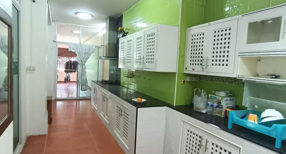 Casa adosada en venta de 4 habitaciones en Suan Luang, Bangkok