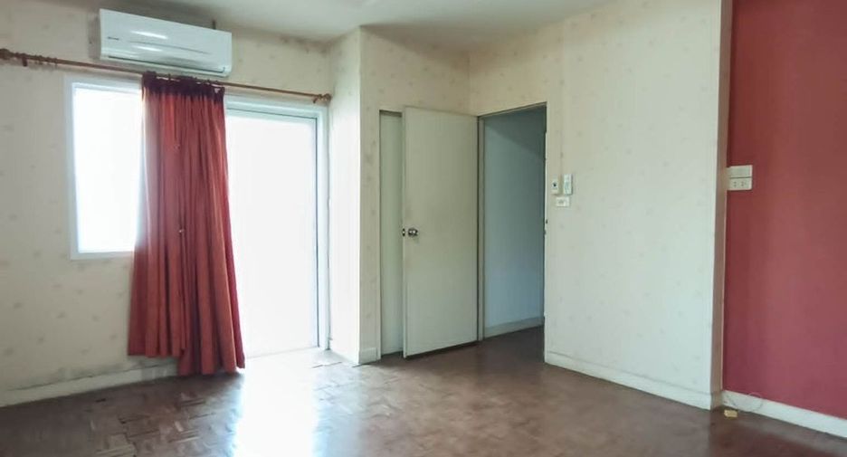 Casa adosada en venta de 4 habitaciones en Suan Luang, Bangkok