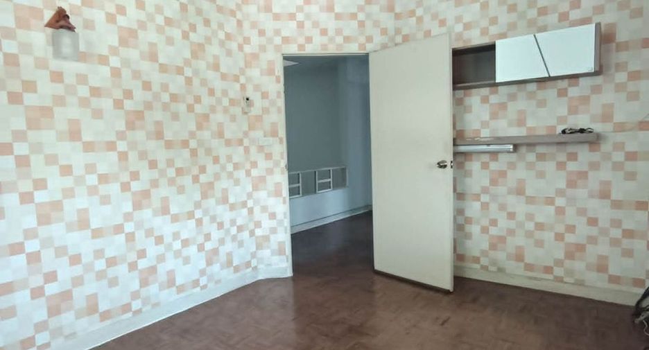 Casa adosada en venta de 4 habitaciones en Suan Luang, Bangkok