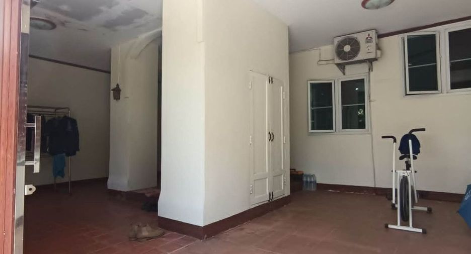 Casa adosada en venta de 4 habitaciones en Suan Luang, Bangkok