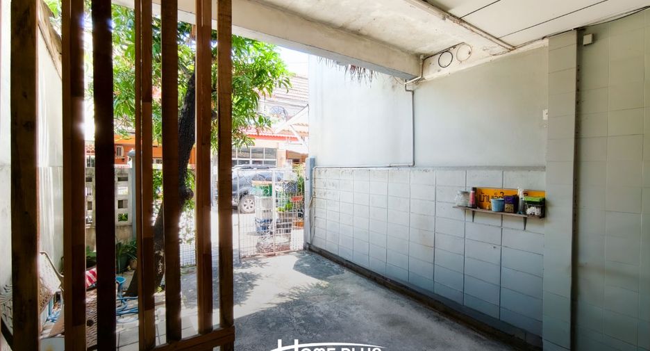 Casa adosada en venta de 2 habitaciones en Bang Kapi, Bangkok