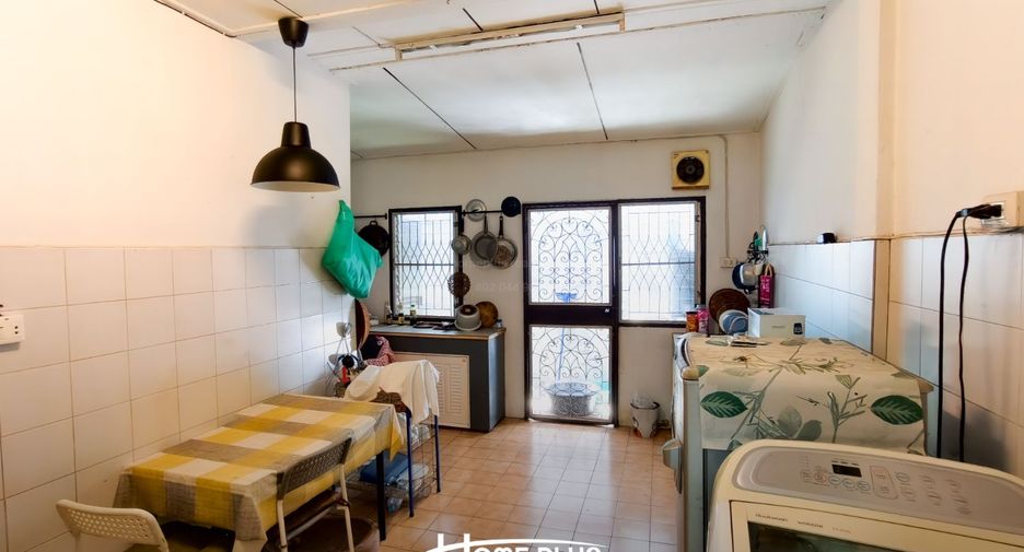 Casa adosada en venta de 2 habitaciones en Bang Kapi, Bangkok