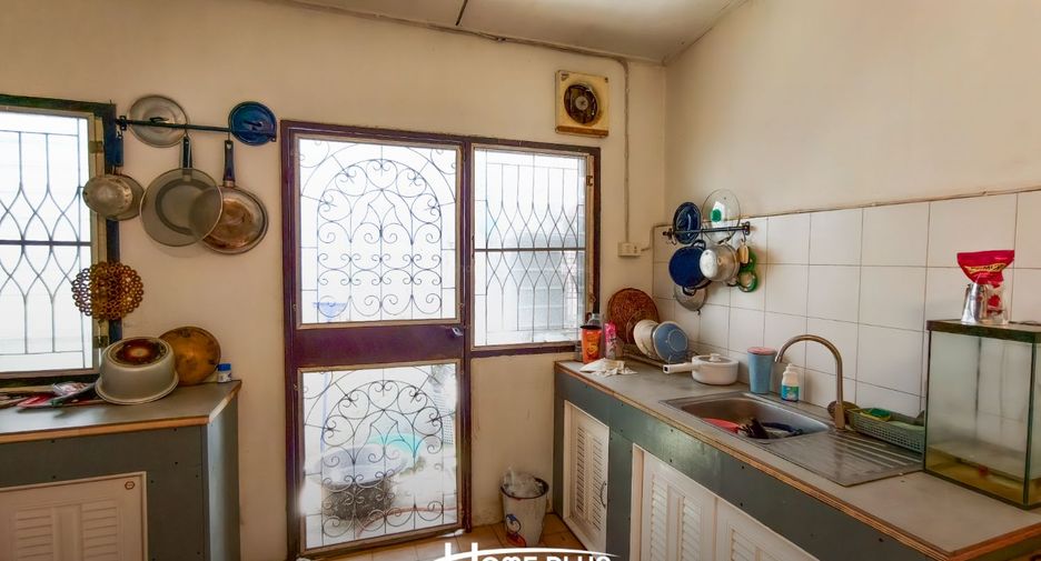 Casa adosada en venta de 2 habitaciones en Bang Kapi, Bangkok