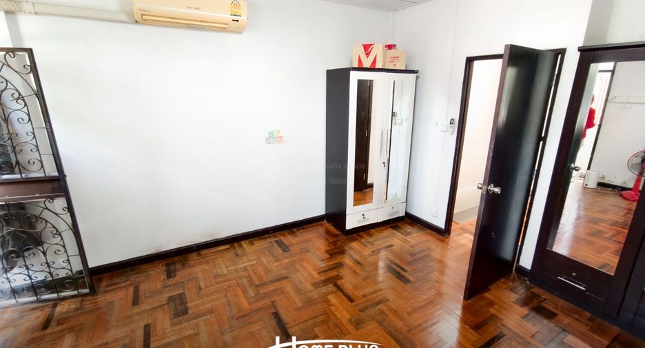 Casa adosada en venta de 2 habitaciones en Bang Kapi, Bangkok