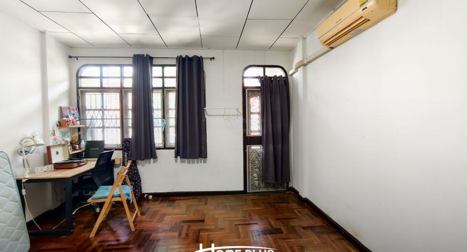 Casa adosada en venta de 2 habitaciones en Bang Kapi, Bangkok