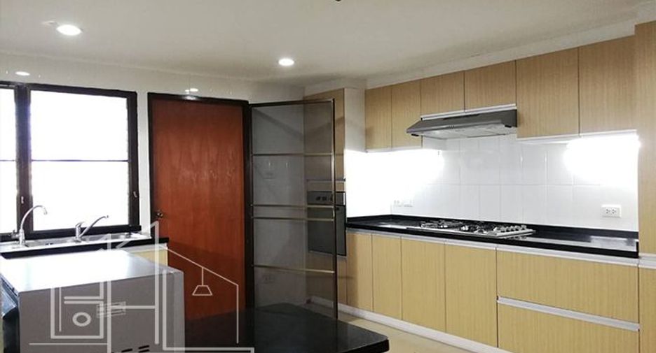 For rent 3 bedrooms apartment in Watthana, Bangkok