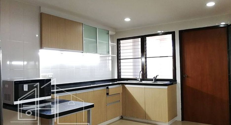For rent 3 bedrooms apartment in Watthana, Bangkok